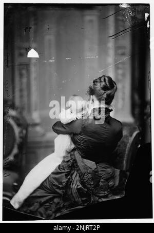 Sartoris, Mrs. (Nellie Grant) mit Baby. Dieses Baby, Prinzessin Cantacuzene, enthüllte das Grant Memorial in The Mall, Washington. DC am 27. April 1922. Die Tochter dieses Babys, Prinzessin Ida, half ihrer Mutter bei der Enthüllung. Grant-Buch, Seite 56 Stockfoto