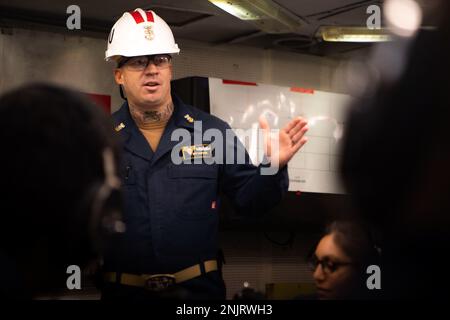 220810-N-HS181-1006 SAN DIEGO (10. August 2022) Master Chief Damage Controlman Matt Carpenter, ein Einheimischer von Yorba Linda, Kalifornien, führt an Bord des Flugzeugträgers USS Carl Vinson der Nimitz-Klasse (CVN 70), 10. August Schulungen in der Schadenskontrollzentrale durch. Vinson ist momentan im Hafen von San Diego. Stockfoto