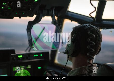 EIN US-AMERIKANISCHER Der Pilot der Luftwaffe, der dem 352d Special Operations Wing zugeteilt wurde, fliegt während der Pilotenausbildung am 3. August 2022 einen MC-130J Commando II. Das nächtliche Training mit dem MC-130J bereitet die Flugzeuge auf die Durchführung von Lufteinlässen und Luftbetankungen in der Praxis vor – jederzeit und überall. Stockfoto