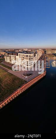 Vertikaler 180-Grad-Panoramablick auf den Erholungshafen und die Baustelle Kade Zuid des neuen Stadtviertels Noorderhaven entlang des Flusses Stockfoto