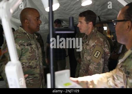 USA Armeegeneral Darryl A. Williams, USA Befehlshaber der Armee Europa und Afrika, spricht am 10. August 2022 mit Soldaten der 30. Medizinischen Brigade in der Rhein-Ordnance-Kaserne in Kaiserslautern. Williams, der im Juni das Kommando übernahm, war in Kaiserslautern, um sich mit Soldaten und Führern unter seinem Kommando zu treffen, um ein Verständnis für ihren Beitrag zu erlangen, den sie zur Zusicherung unserer NATO-Alliierten und -Partner geleistet haben. Es gibt mehr als 41.000 US-Dollar Armeesoldaten in ganz Europa und Afrika sowie mehr als 8.000 Soldaten, die zur Abschreckung der Aggression und zur Stärkung der östlichen Flanke der NATO nach Rus eingesetzt wurden Stockfoto