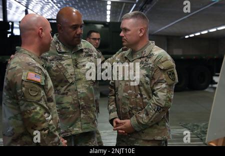 USA Armeegeneral Darryl A. Williams, USA Befehlshaber der Armee Europa und Afrika, spricht am 10. August 2022 mit dem Befehlsteam der 18. Militärpolizeibrigade in der Rheinordnungs-Kaserne in Kaiserslautern, Deutschland. Williams, der im Juni das Kommando übernahm, war in Kaiserslautern, um sich mit Soldaten und Führern unter seinem Kommando zu treffen, um ein Verständnis für ihren Beitrag zu erlangen, den sie zur Zusicherung unserer NATO-Alliierten und -Partner geleistet haben. Es gibt mehr als 41.000 US-Dollar Armeesoldaten in ganz Europa und Afrika sowie mehr als 8.000 Soldaten, die zur Abschreckung von Aggressionen und zur Stärkung der östlichen Flanke der NATO eingesetzt wurden Stockfoto