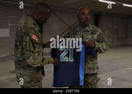 USA Generalmajor James M. Smith, Befehlshaber des 21. Kommandos für Theater Sustainment, Hands General Darryl A. Williams, USA Befehlshaber der Armee Europa und Afrika, ein 21. TSC Fußballtrikot in der Rhein-Ordnance-Kaserne in Kaiserslautern, Deutschland, am 10. August 2022. Williams, der im Juni das Kommando übernahm, war in Kaiserslautern, um sich mit Soldaten und Führern unter seinem Kommando zu treffen, um ein Verständnis für ihren Beitrag zu erlangen, den sie zur Zusicherung unserer NATO-Alliierten und -Partner geleistet haben. Es gibt mehr als 41.000 US-Dollar Armeesoldaten in ganz Europa und Afrika sowie mehr als 8.000 Soldaten, die zur Unterstützung der Abschreckungsaggressio eingesetzt wurden Stockfoto