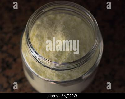 Glasbehälter mit Milchpulver. Tageslicht. Stockfoto