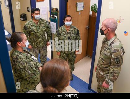 220810-N-UJ449-1012 MARINEFLUGSTATION SIGONELLA, Italien (10. August 2022)— Brig. General Clinton Murray, kommandierender General, Region Health Command-Europe, spricht mit Navy Medicine Readiness and Training Command Sigonella während einer Tour auf der Naval Air Station Sigonella, 10. August 2022. Die strategische Lage von NAS Sigonella ermöglicht es den US-Streitkräften, den alliierten Streitkräften und den Streitkräften der Partnerstaaten, bei Bedarf zu entsenden und zu reagieren, um Sicherheit und Stabilität in Europa, Afrika und dem Zentralkommando zu gewährleisten. Stockfoto