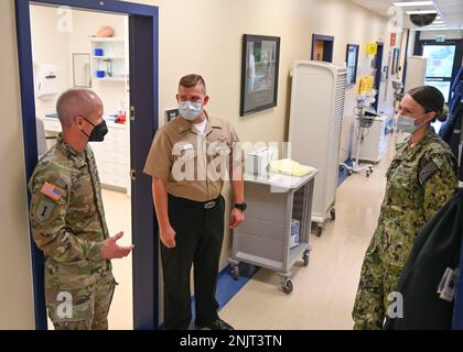 220810-N-UJ449-1019 MARINEFLUGSTATION SIGONELLA, Italien (10. August 2022)— Brig. General Clinton Murray, kommandierender General, Region Health Command-Europe, spricht mit Navy Medicine Readiness and Training Command Sigonella während einer Tour auf der Naval Air Station Sigonella, 10. August 2022. Die strategische Lage von NAS Sigonella ermöglicht es den US-Streitkräften, den alliierten Streitkräften und den Streitkräften der Partnerstaaten, bei Bedarf zu entsenden und zu reagieren, um Sicherheit und Stabilität in Europa, Afrika und dem Zentralkommando zu gewährleisten. Stockfoto