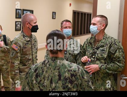 220810-N-UJ449-1055 MARINEFLUGSTATION SIGONELLA, Italien (10. August 2022)— Brig. General Clinton Murray, kommandierender General, Region Health Command-Europe, spricht mit Navy Medicine Readiness and Training Command Sigonella während einer Tour auf der Naval Air Station Sigonella, 10. August 2022. Die strategische Lage von NAS Sigonella ermöglicht es den US-Streitkräften, den alliierten Streitkräften und den Streitkräften der Partnerstaaten, bei Bedarf zu entsenden und zu reagieren, um Sicherheit und Stabilität in Europa, Afrika und dem Zentralkommando zu gewährleisten. Stockfoto