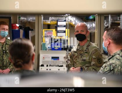 220810-N-UJ449-1073 MARINEFLUGSTATION SIGONELLA, Italien (10. August 2022)— Brig. General Clinton Murray, kommandierender General, Region Health Command-Europe, spricht mit Navy Medicine Readiness and Training Command Sigonella während einer Tour auf der Naval Air Station Sigonella, 10. August 2022. Die strategische Lage von NAS Sigonella ermöglicht es den US-Streitkräften, den alliierten Streitkräften und den Streitkräften der Partnerstaaten, bei Bedarf zu entsenden und zu reagieren, um Sicherheit und Stabilität in Europa, Afrika und dem Zentralkommando zu gewährleisten. Stockfoto