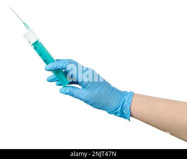 Hand in blauen Handschuhen mit riesiger Spritze, isoliert auf weißem Hintergrund, Clipping-Pfad Stockfoto