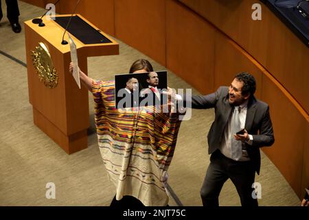 Nicht exklusiv: 22. Februar 2023, Mexiko-Stadt, Mexiko: Senator Xochitl Galvez und Senator Cesar Cravioto während der Sitzung in Mexiko-Stadt. Am Februar Stockfoto