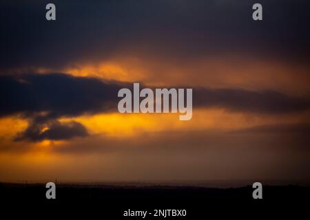 West Yorkshire, Großbritannien. 23. Februar 2023 Großbritannien Wetter Sonnenaufgang über der Landschaft und Landschaft von West Yorkshire in der Nähe von Halifax, West Yorkshire an einem kalten Februar Morgen. Kredit: Windmill Images/Alamy Live News Stockfoto