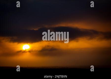 West Yorkshire, Großbritannien. 23. Februar 2023 Großbritannien Wetter Sonnenaufgang über der Landschaft und Landschaft von West Yorkshire in der Nähe von Halifax, West Yorkshire an einem kalten Februar Morgen. Kredit: Windmill Images/Alamy Live News Stockfoto