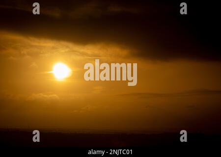 West Yorkshire, Großbritannien. 23. Februar 2023 Großbritannien Wetter Sonnenaufgang über der Landschaft und Landschaft von West Yorkshire in der Nähe von Halifax, West Yorkshire an einem kalten Februar Morgen. Kredit: Windmill Images/Alamy Live News Stockfoto