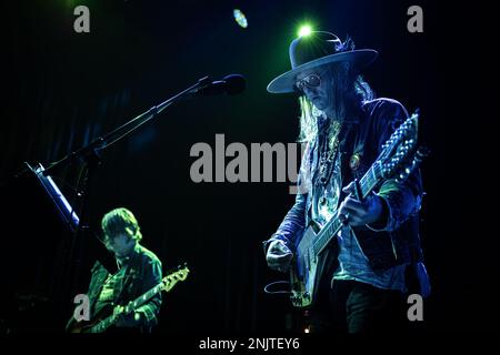 Oslo, Norwegen. 22. Februar 2023. Die amerikanische psychedelische Rockband Brian Jonestown Massacre führt ein Live-Konzert im Rockefeller in Oslo auf. Hier sehen Sie den Sänger und Songwriter Anton Newcombe live auf der Bühne. (Foto: Gonzales Photo/Alamy Live News Stockfoto