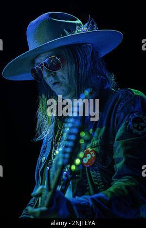 Oslo, Norwegen. 22. Februar 2023. Die amerikanische psychedelische Rockband Brian Jonestown Massacre führt ein Live-Konzert im Rockefeller in Oslo auf. Hier sehen Sie den Sänger und Songwriter Anton Newcombe live auf der Bühne. (Foto: Gonzales Photo/Alamy Live News Stockfoto