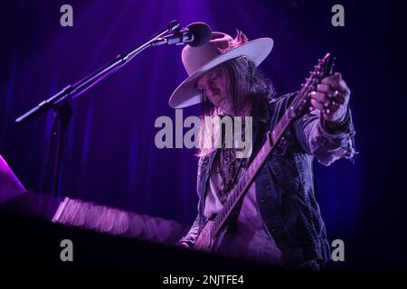 Oslo, Norwegen. 22. Februar 2023. Die amerikanische psychedelische Rockband Brian Jonestown Massacre führt ein Live-Konzert im Rockefeller in Oslo auf. Hier sehen Sie den Sänger und Songwriter Anton Newcombe live auf der Bühne. (Foto: Gonzales Photo/Alamy Live News Stockfoto