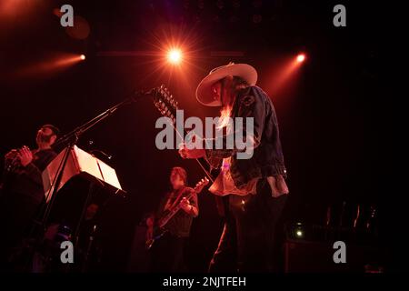 Oslo, Norwegen. 22. Februar 2023. Die amerikanische psychedelische Rockband Brian Jonestown Massacre führt ein Live-Konzert im Rockefeller in Oslo auf. Hier sehen Sie den Sänger und Songwriter Anton Newcombe live auf der Bühne. (Foto: Gonzales Photo/Alamy Live News Stockfoto