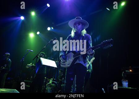 Oslo, Norwegen. 22. Februar 2023. Die amerikanische psychedelische Rockband Brian Jonestown Massacre führt ein Live-Konzert im Rockefeller in Oslo auf. Hier sehen Sie den Sänger und Songwriter Anton Newcombe live auf der Bühne. (Foto: Gonzales Photo/Alamy Live News Stockfoto