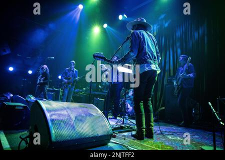 Oslo, Norwegen. 22. Februar 2023. Die amerikanische psychedelische Rockband Brian Jonestown Massacre führt ein Live-Konzert im Rockefeller in Oslo auf. Hier sehen Sie den Sänger und Songwriter Anton Newcombe live auf der Bühne. (Foto: Gonzales Photo/Alamy Live News Stockfoto