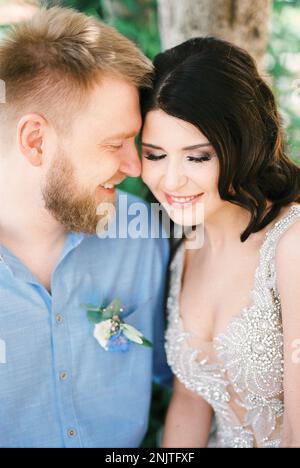 Braut und Bräutigam berühren sich ihre Stirn. Porträt Stockfoto