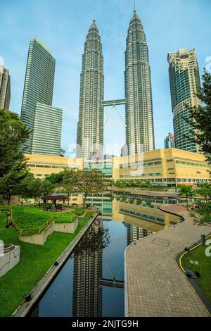 Kuala Lumpur, Malaysia - Januar 2023: Petronas Twin Towers sind bekannt für ihre Höhe von 1.483 Fuß mit je 88 Stockwerken, einst die höchsten der Welt Stockfoto