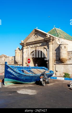 Afrika, Marokko, Essaouira, Fischerboote vor dem Hafentor Bab El Marsa Stockfoto