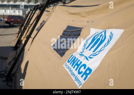 Bukarest, Rumänien - 23. Februar 2023: UNHCR, das Logo der UN-Flüchtlingsorganisation auf einem Zelt in einem Flüchtlingslager. Stockfoto