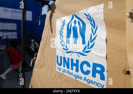 Bukarest, Rumänien - 23. Februar 2023: UNHCR, das Logo der UN-Flüchtlingsorganisation auf einem Zelt in einem Flüchtlingslager. Stockfoto