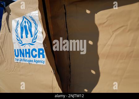 Bukarest, Rumänien - 23. Februar 2023: UNHCR, das Logo der UN-Flüchtlingsorganisation auf einem Zelt in einem Flüchtlingslager. Stockfoto