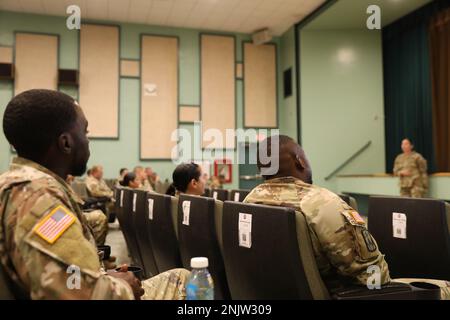 Soldaten der US-Armee, die der 24th Financial Management Support Unit, Division Sustainment Trupps Battalion, 3rd Division Sustainment Brigade, 3rd Infantry Division, zugewiesen sind, nehmen am 10. August 2022 an einer Ausbildung in Fort Stewart, Georgia teil. Die finanzielle Bereitschaftsklasse ist eine Ausbildung, die allen Soldaten innerhalb der 3. Infanteriedivision vermittelt wird, um sicherzustellen, dass sie und ihre Familien über das Wissen, die Fähigkeiten und die Ressourcen verfügen, um die Nation zu unterstützen. 3. Ausweis, Fort Stewart, Rock of the Marne, Financial Readiness Class, Stockfoto