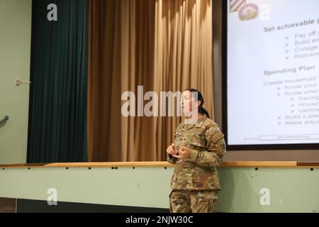 Staff Sgt. Regina Ledford, eine Finanzmanagementtechnikerin, die der 24th Financial Management Support Unit, Division Sustainment Truppenbataillon, 3rd Division Sustainment Brigade, 3rd Infantry Division, zugewiesen ist, unterrichtet Soldaten in Fort Stewart am 10. August 2022 finanzielles Alphabetisierungstraining. Die finanzielle Bereitschaftsklasse ist eine Ausbildung, die allen Soldaten innerhalb der 3. Infanteriedivision vermittelt wird, um sicherzustellen, dass sie und ihre Familien über das Wissen, die Fähigkeiten und die Ressourcen verfügen, um die Nation zu unterstützen. 3. Ausweis, Fort Stewart, Rock of the Marne, Financial Readiness Class, Stockfoto