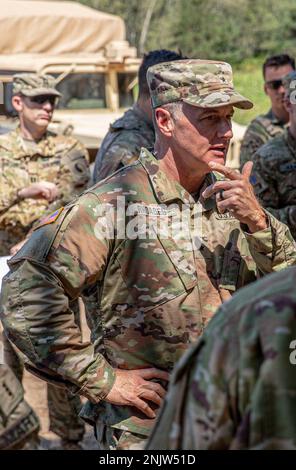 Brigg. General Stephen Rhoades, Befehlshaber des Landbaukommandos der Nationalgarde der Ohio-Armee, spricht an Soldaten, die der Ohio-Nationalgarde 1-134. im Rahmen des Northern Strike 22-2 in Camp Grayling, Michigan, 10. August 2022 zugeteilt wurden. Northern Strike wurde entwickelt, um 7.400-Servicemitarbeiter mit verschiedenen Schulungsformen herauszufordern, die die Interoperabilität zwischen mehreren Komponenten, multinationalen und behördenübergreifenden Partnern fördern. (Michigan Army National Guard Foto von Sergeant Robert Douglas). Stockfoto