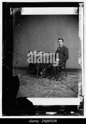 Porträt von Thomas Edison, dem berühmten amerikanischen Erfinder und Geschäftsmann, der für seine bahnbrechenden Arbeiten in den Bereichen Elektrizität, Telekommunikation und Film bekannt ist. Stockfoto