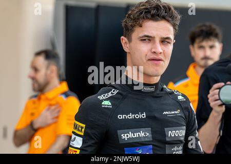 BAHRAIN INTERNATIONAL CIRCUIT, BAHRAIN - FEBRUAR 23: Lando Norris, McLaren F1 MCL60 während des Bahrain Tests auf dem Bahrain International Circuit am 23. Februar 2023 in Sakhir, Bahrain. (Foto: Michael Potts/BSR Agency) Stockfoto