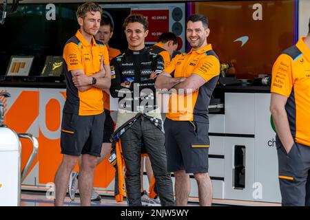 BAHRAIN INTERNATIONAL CIRCUIT, BAHRAIN - FEBRUAR 23: Lando Norris, McLaren F1 MCL60 während des Bahrain Tests auf dem Bahrain International Circuit am 23. Februar 2023 in Sakhir, Bahrain. (Foto: Michael Potts/BSR Agency) Stockfoto