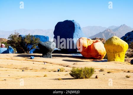 Afrika, Marokko, Provinz Tiznit, die „Blauen Steine“ des belgischen Künstlers Jean Vérame südlich der Stadt Tafraoute Stockfoto