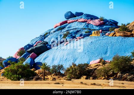 Afrika, Marokko, Provinz Tiznit, die „Blauen Steine“ des belgischen Künstlers Jean Vérame südlich der Stadt Tafraoute Stockfoto