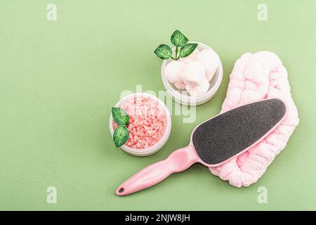 Wellness- und Spa-Zusammensetzung mit rosafarbenen natürlichen Zutaten. Kosmetische Schönheits-Hautpflege im Hintergrund. Trendiges Savannahgrün, flach liegend, Top vi Stockfoto