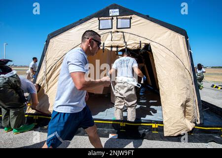 US-Militärangehörige errichten ein Dekontaminationszelt während eines Dekontaminationskurses am 10. August 2022 in der Joint Base San Antoni-Randolph, Texas. Militärangehörige der Joint Base San Antonio nehmen am 10. August 2022 an einem Kurs zur Patientendekontamination auf der Joint Base San Antonio-Randolph, Texas, Teil. Das Outdoor-Training lehrt und aktualisiert JBSA-Mediziner und Feuerwehrleute in DECON-Verfahren. In-Place-Schulung zur Dekontamination von Patienten schützt die militärische Behandlungseinrichtung vor weiterer Kontamination. Stockfoto