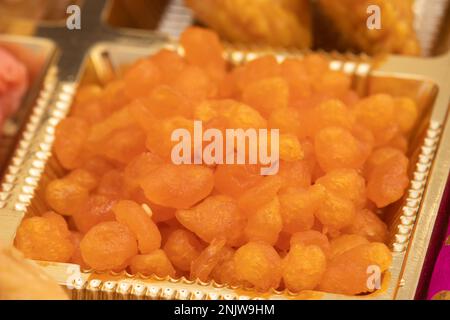 Besan Boondi, auch Buniya genannt, Boondia, Boondiya, Bunia sind berühmte traditionelle Mithai, die dem hinduistischen Gott als Prasadam angeboten werden oder auf Festivals wie D serviert werden Stockfoto