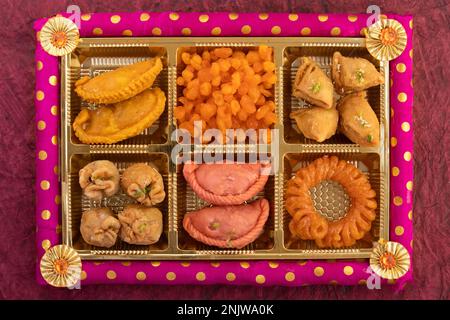 Verschiedene Sorten Desi Ghee Indian Mithai viz. Kesar Gujiya, Pink Rose Gujia, Samosa Karanji, Kalash Pedakiya, Potli Pirukiya, Boondiya, Pirukia, Ba Stockfoto