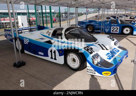 Einer der verbleibenden Freibeuter Porsche 956, ausgestellt im Rahmen einer besonderen 40.-jährigen Feier der Gruppe C im Silverstone Classic 2022. Stockfoto