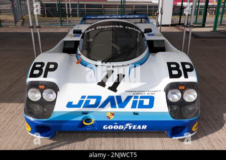 Einer der verbleibenden Freibeuter Porsche 956, ausgestellt im Rahmen einer besonderen 40.-jährigen Feier der Gruppe C im Silverstone Classic 2022. Stockfoto