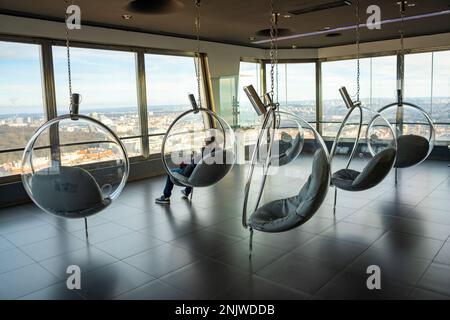 Prag, Tschechische Republik - 5. Februar 2023: Innenansicht des Panoramablattes des Fernsehturms Zizkov in Prag, Tschechische Republik Stockfoto