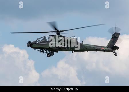 Ein AH-64E Apache-Hubschrauber, der der 11. Squadron, TNI-AD (indonesische Armee) zugewiesen wurde, fliegt am 11. August 2022 während einer kombinierten Feuerprobe in der Nähe von Baturaja, Indonesien, als Teil von Super Garuda Shield 22. Super Garuda Shield, ein Teil der Operation Pathways und eine langjährige jährliche, bilaterale militärische Übung, die zwischen dem US-Militär, den indonesischen nationalen Streitkräften, durchgeführt wird, hat sich nun zu einer multinationalen Übung mit 14 Nationen erweitert. Diese Übung verstärkt die Verpflichtungen der USA gegenüber unseren Verbündeten und anderen regionalen Partnern zur Stärkung der gemeinsamen Bereitschaft und der Interoperabilität Stockfoto