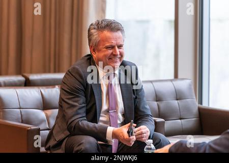 New York, Usa. 22. Februar 2023. Botschafter, Ständiger Vertreter der Ukraine bei der UNO Sergiy Kyslytsya gesehen am UN-Hauptquartier (Foto: Lev Radin/Pacific Press) Kredit: Pacific Press Media Production Corp./Alamy Live News Stockfoto