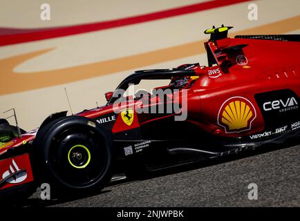 BAHRAIN - Carlos Sainz (Ferrari) während des ersten Testtags auf der Bahrain International Circuit vor Beginn der Formel-1-Saison. ANP SEM VAN DER WAL Stockfoto