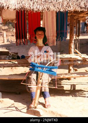 Thailand: Padaung (Long Neck Karen), Dorf in der Nähe von Mae Hong Son. Die Padaung oder Kayan Lahwi oder langhalsige Karen sind eine Untergruppe der Kayan, eine Mischung aus Gesetzmär, Kayan und mehreren anderen Stämmen. Kayan sind eine Untergruppe der Roten Karen (Karenni), einer ethnischen Minderheit der Tibeto-Burman in Burma (Myanmar). Stockfoto