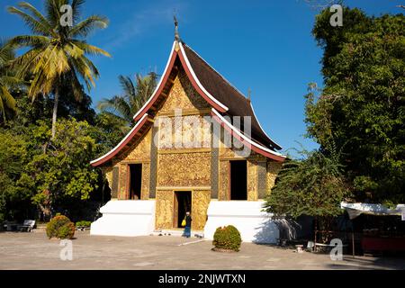 Laos: Szenen aus dem Hinduepic Ramayana (Lao: Phra Lak Phra Lam) schmücken das königliche Kutschhaus oder die Bestattungskapelle, Wat Xieng Thong (Goldener Stadttempel), Luang Prabang. Wat Xieng Thong mit seinen flachen, weitläufigen Dächern verkörpert den klassischen Luang Prabang-Stil, wurde 1560 von König Setthathirat (1548–71) erbaut und bis 1975 von der Monarchie bevormundet. Luang Prabang war früher die Hauptstadt eines Königreichs mit demselben Namen. Bis zur kommunistischen Machtübernahme im Jahr 1975 war es die königliche Hauptstadt und der Sitz der Regierung des Königreichs Laos. Die Stadt gehört heute zum UNESCO-Weltkulturerbe Stockfoto