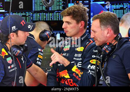 Sakhir, Bahrain. 23. Februar 2023 (L bis R): Sergio Perez (MEX) Red Bull Racing mit Max Verstappen (NLD) Red Bull Racing und Christian Horner (GBR) Red Bull Racing Team Principal. Formula One Testing, Day One, Donnerstag, 23. Februar 2023. Sakhir, Bahrain. Stockfoto